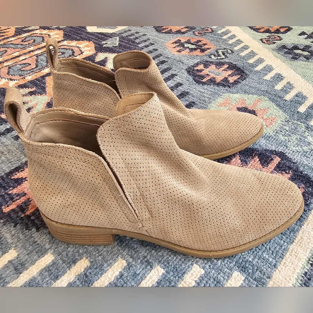 Dolce Vita •Size 8• Tan Perforated Tivan Ankle Boot Festival Boho Almond Toe - Picture 3 of 10